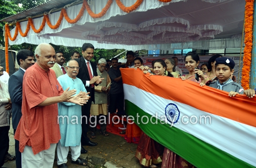 305 meter long National Flag